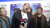 Adana'da 'Hedefim Sensin' filminin ilk gösterimini Ata Demirer ve Demet Akbağ, hayranlarıyla izledi