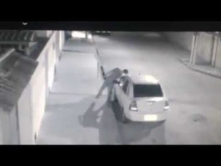 Câmera de segurança mostra homem arrombando veículos em Maceió