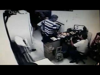 Dupla armada rouba restaurante no Feitosa