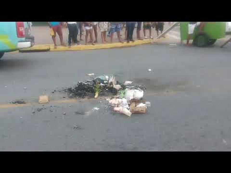 Manifestantes interditam orla da Pajuçara