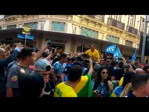 Bolsonaro leva facada em ato de campanha em Minas Gerais
