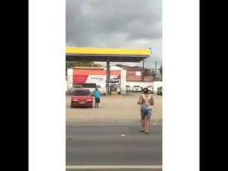 Mulher morre após colisão entre carro e árvore na BR 104; outra pessoa ficou ferida