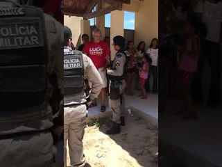 Uso de camisas gera dúvidas e conflitos entre eleitores e policiais em seções eleitorais