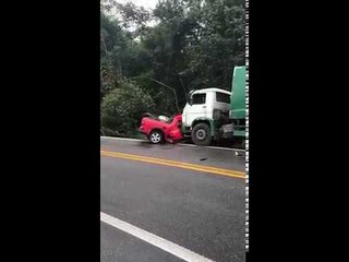 Colisão envolvendo carro de passeio deixa três mortos na BR-101