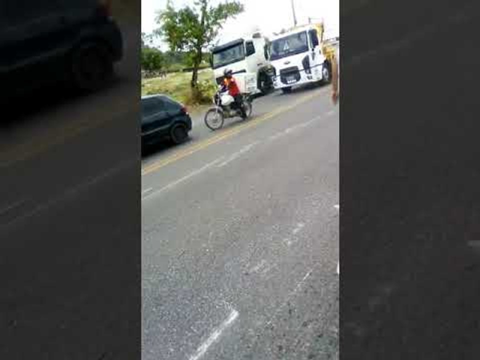 Caçamba e caminhão colidem na ladeira do Catolé