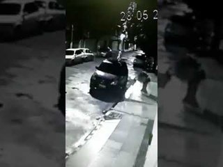 Câmera de segurança mostra homem arrombando veículos em Maceió