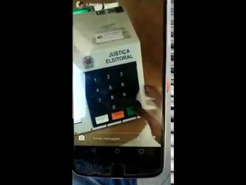 Mesária é presa após fazer transmissão ao vivo de voto nas redes sociais