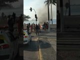 Motorista sai de carro em chamas
