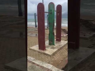 Chuva leva esgoto para a praia de Jatiúca, em Maceió