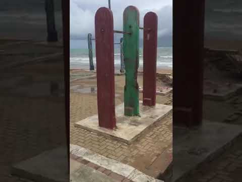 Chuva leva esgoto para a praia de Jatiúca, em Maceió