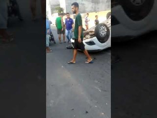 Capotamento deixa motorista ferido e trânsito complicado no Cambona