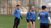 Yabancı kadın futbolcular Hakkari'de mutlu
