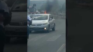 Veículo pega fogo em frente a shopping, na parte alta de Maceió