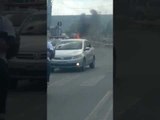 Veículo pega fogo em frente a shopping, na parte alta de Maceió