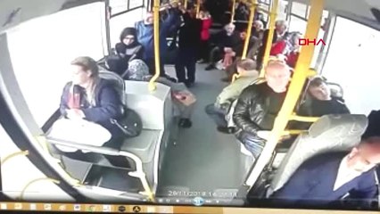 Trabzon'da Belediye Otobüsüne Tır'ın Çarptığı Kaza Kamerada