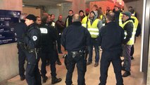 Les gilets jaunes à la gare du Mans