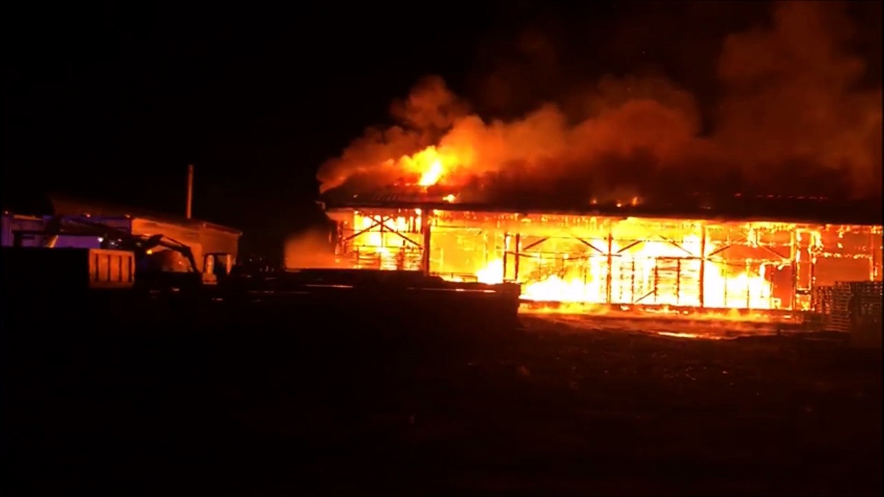 Houtaud Haut-Doubs Les anciens bâtiments d'une entreprise en feu
