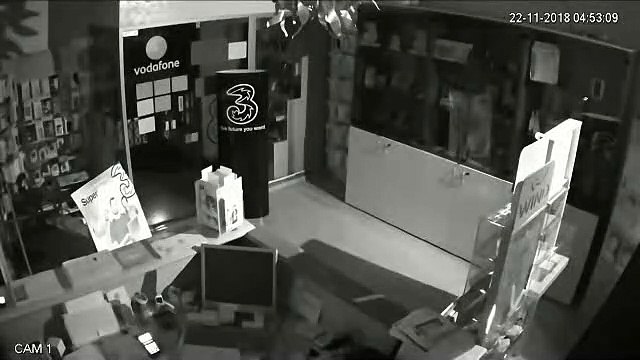 Negozio di telefonia svaligiato in pochi minuti nel barese, ladri sfondano vetrata