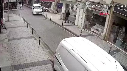 Çanakkale Fırtına Nedeniyle Balkondan Uçan Yatak, Sokakta Yürüyen Kişinin Önüne Düştü