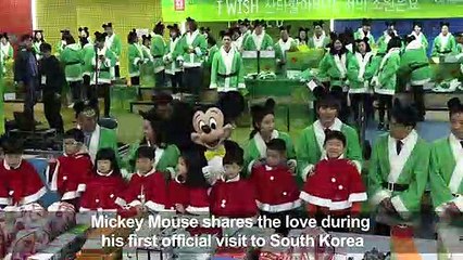 Mickey Mouse wraps presents for S. Korea's children in need