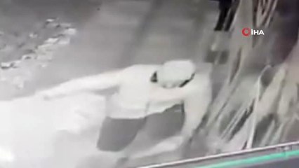 Soğuk Kış Gecelerini Isıtan Görüntü Kırklareli'nden Geldi... Köpeği Montuyla Saran Vatandaş Kamerada