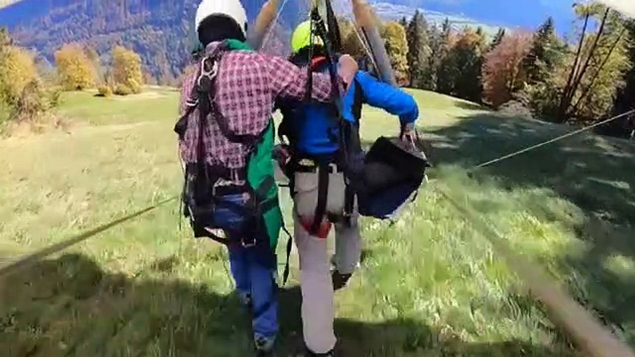 Le moniteur oublie de l'attacher, son vol en parapente se transforme en cauchemar