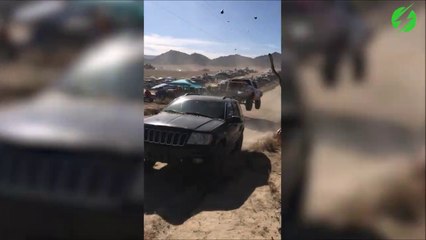 Un 4x4 se retrouve à contresens en plein rallye et va avoir beaucoup de chance... Fou