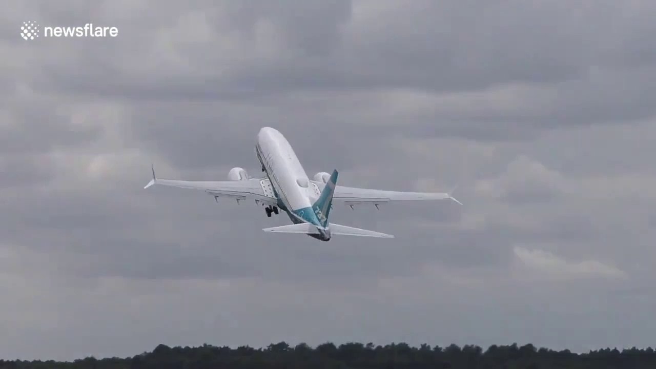 Un avion Boeing 737 décolle quasiment à la verticale... Impressionnant