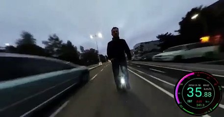 Il se prend la gamelle de sa vie à 50 kmh en monoroue