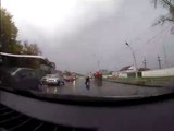Un routier se fait éjecter de son camion en percutant un lampadaire