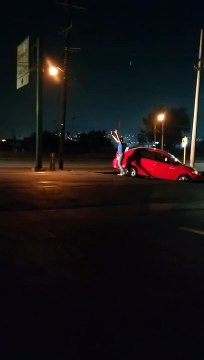 Un train détruit une voiture bloquée à un passage à niveau