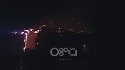 Ora News - Digjet banesa në Elbasan, zjarri rrezikon dhe disa dyqane