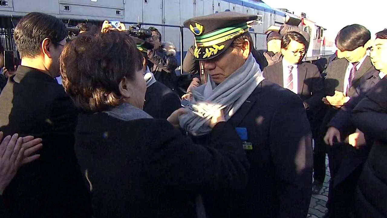[현장영상] '철도 공동조사' 기관사에게 머플러 매주는 김현미 장관 / YTN