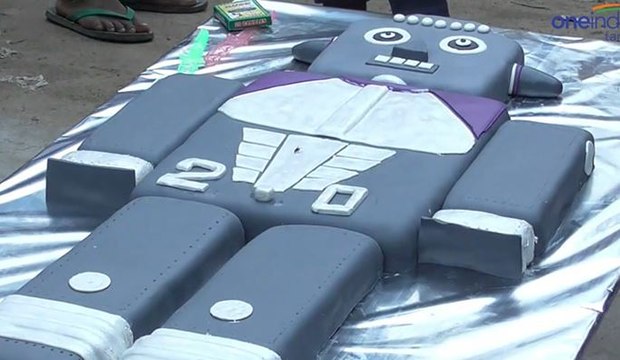 ரோபோ வடிவிலான கேக் .. மெர்சல் செய்த 2.0 ரஜினி ரசிகர்கள்- வீடியோ