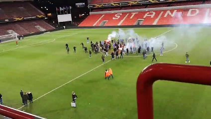 les supporters de Séville montent sur la pelouse du Standard