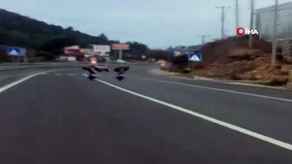 Tehlikeli hareketler ile canlarını hiçe saydılar...Motosiklet sürücülerinin yürekleri ağza getiren yolculuğu kamerada