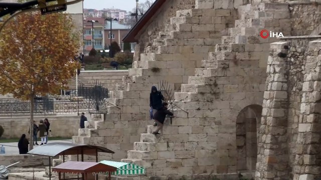 Çocukların tarihle tehlikeli oyunu...800 yıllık Çifte Minareli Medrese'yi oyun parkı haline çeviren çocuklar tehlikeli oyunları ile yürekleri ağza getirdi