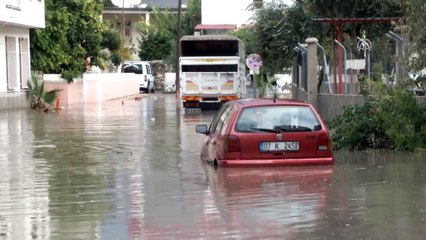 Sağanak nedeniyle araçlar yolda mahsur kaldı - MERSİN