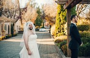 فيديو ضحك هستيري بدلاً عن دموع رؤية العروس بفستان الزفاف لأول مرة