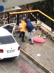 Kadına Şiddet Bitmiyor! Öfkeli Adam, Sokak Ortasında Kadının Boğazına Sarılıp Tekmeledi