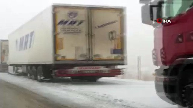 Tendürek Dağın’da kar ve tipi sürücülere zor anlar yaşatıyor