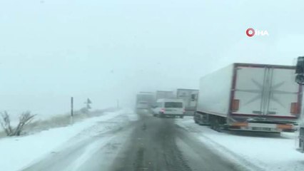 Tendürek Dağın'da Kar ve Tipi Sürücülere Zor Anlar Yaşatıyor