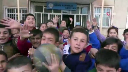 Ağrılı Minik Öğrencilerden Cem Adrian’a ‘Doğum Günü’ Sürprizi