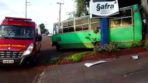 Ônibus invade calçada e atinge portão de mecânica