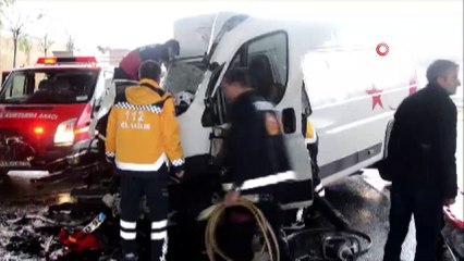 Minibüs tıra çarptı, sürücü araçta sıkıştı