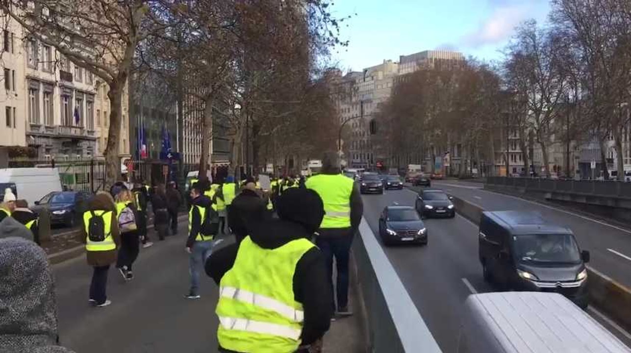 Les gilets jaunes marchent vers la petite ceinture