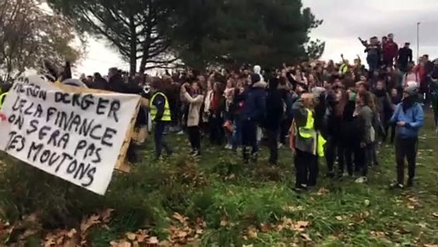 Manosque : les lycéens chantent la Marseillaise sur un rond-point