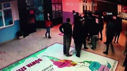 Öğretmenle yol verme tartışması yaşayan şahısların okulu basma anlara kamerada
