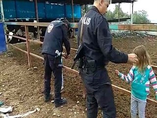 Yaramazlık Yaptı Diye Çocuklarını Çite Bağladı