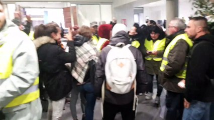 Gap: des Gilets jaunes investissent l'hôtel de ville et entonnent la Marseillaise
